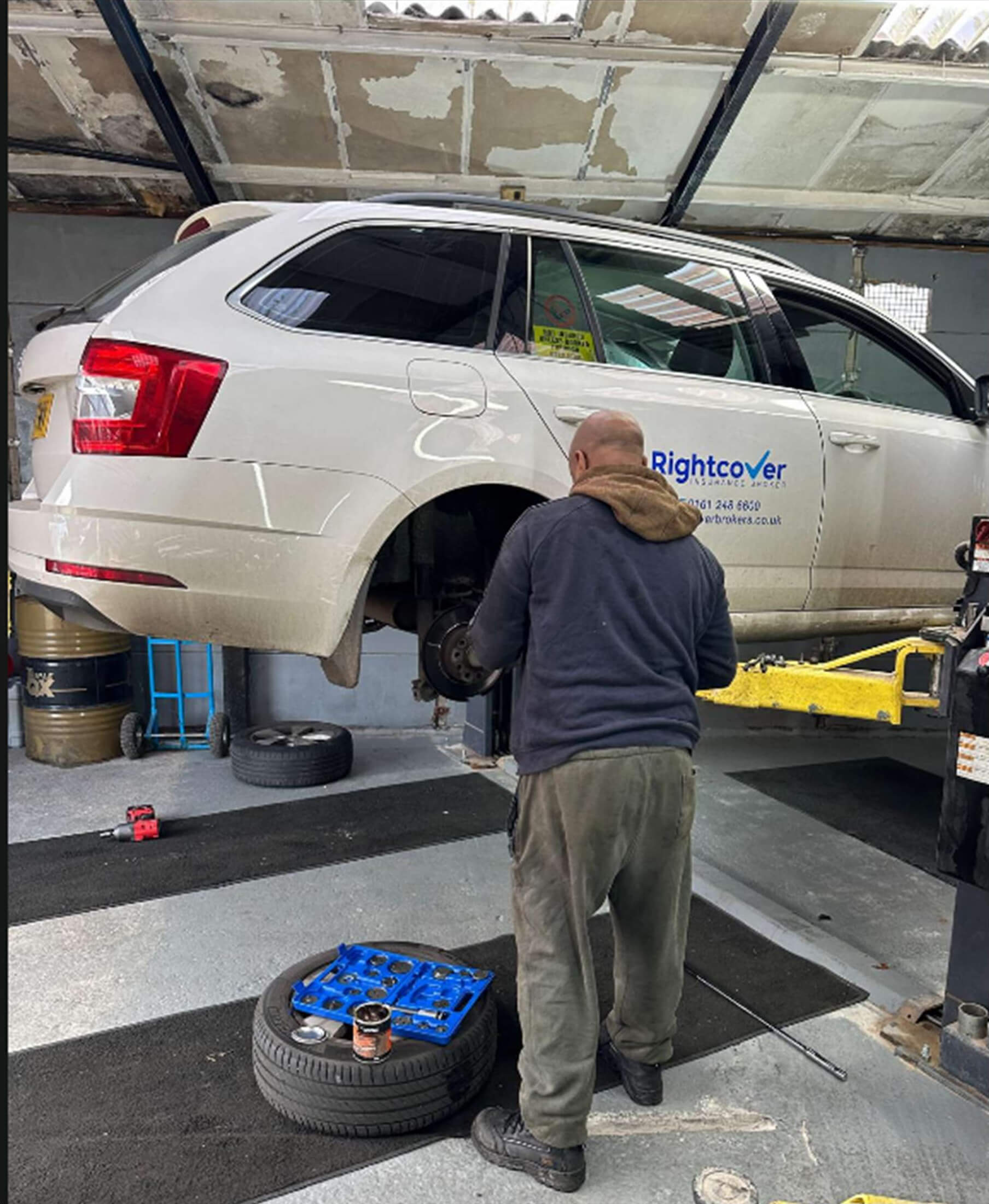 A mechanic changing a car tyre